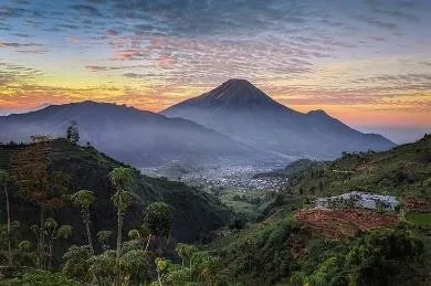 Di Puncak Gunung Sindoro Kamu Bisa Menikmati Keindahan Gunung Sumbing,  Gunung Merapi, dan Gunung Merbabu | inilahbandung.com