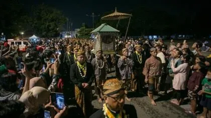 Keraton Surakarta Kirab 7 Pusaka pada Malam 1 Suro | tempo.co