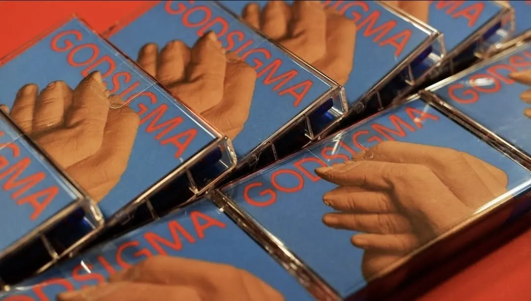 Sebuah gambar berisi buku, kuku, jari, orangKonten yang dihasilkan AI mungkin salah.