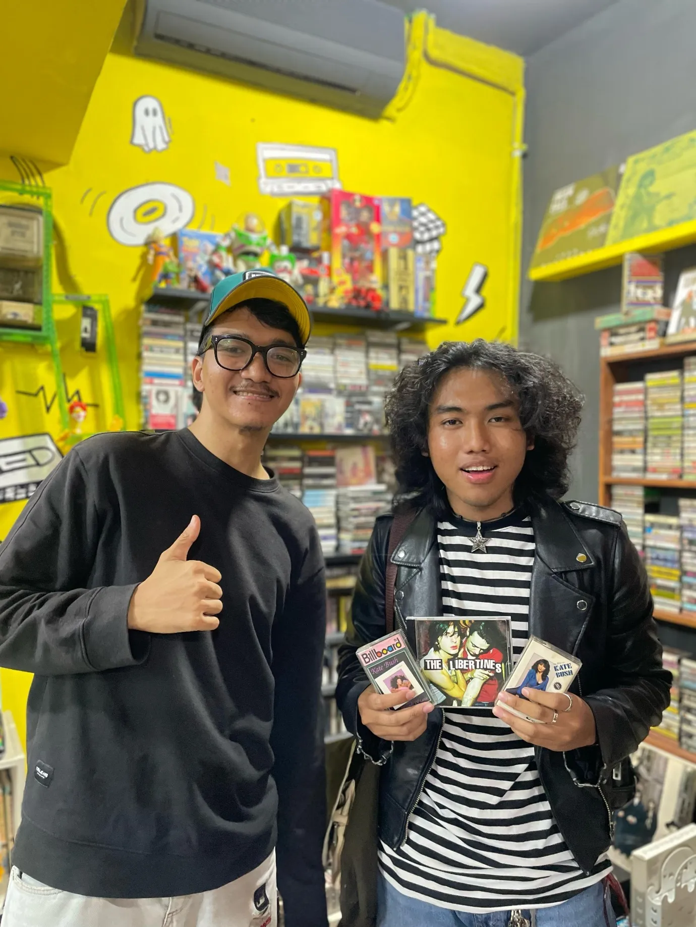 Sebuah gambar berisi pakaian, orang, Wajah manusia, senyumKonten yang dihasilkan AI mungkin salah.