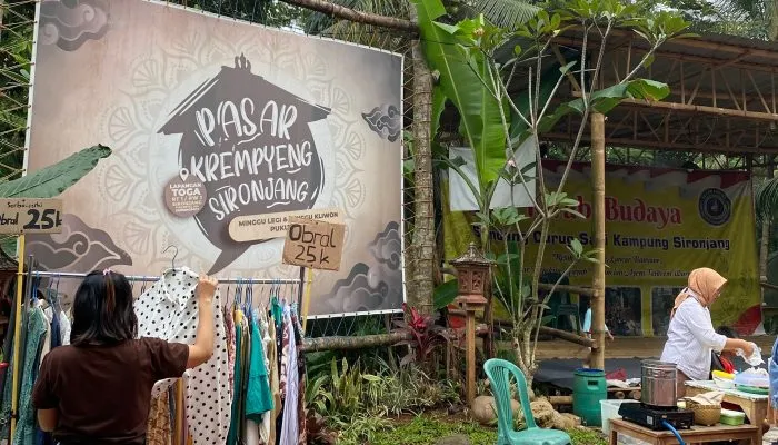 Inovasi Branding, Mahasiswa KKN UNDIP Optimalisasi Pasar Krempyeng Lewat Booklet UMKM