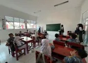 Peningkatan Kompetensi Bahasa Inggris Siswa melalui Program KKN-T Undip di SD Sriwulan