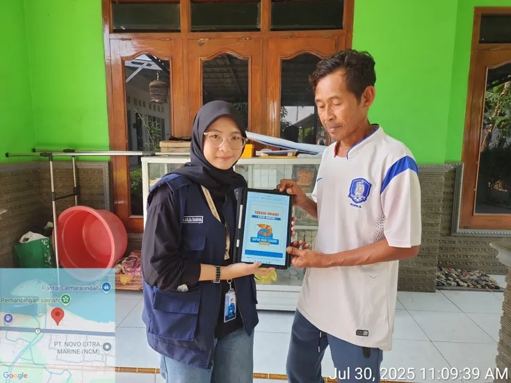 A person and person holding a tabletAI-generated content may be incorrect.