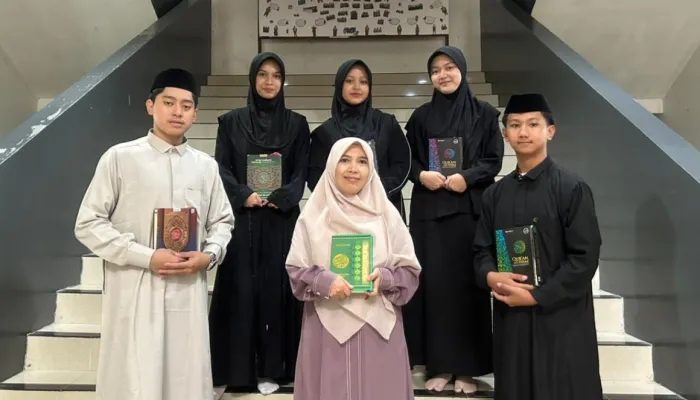Tuntaskan Hafalan 30 Juz Al-Qur’an, 5 Santri SMAS Unggul Ar-Rahman Perkuat Komitmen Program Tahfidz