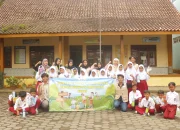 Mahasiswa KKN Universitas Tidar Kenalkan BOCIL (Botol Celengan Imut dan Lucu), Media Edukasi Pilah Sampah bagi Siswa SDN Banyusari