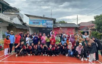 Mahasiswa KKN UPGRIS Kelompok 34 Ikut Serta Senam Sehat dan Dampingi Bazar yang Diadakan oleh Koperasi Merah Putih di RW 08 Kelurahan Plamongan Sari