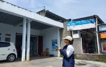 Mahasiswa KKN UNDIP Susun Peta Nomor Rumah Warga RT 12 RW 5 Desa Tambakan