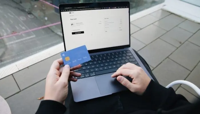 Optimasi Algoritma Reinforcement Learning Pada Sistem Rekomendasi Konten Digital di Platform E-commerce