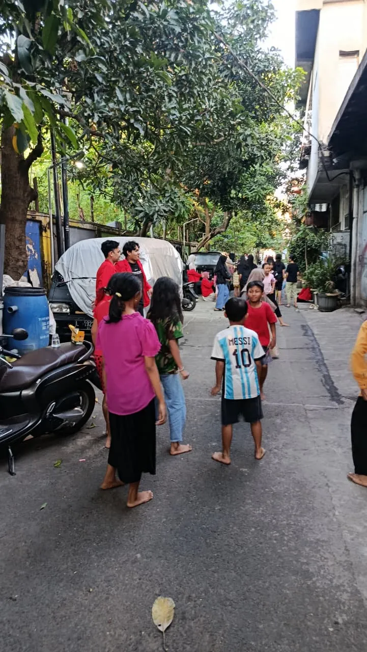 Mendampingi anak-anak bermain gobak sodor selama kegiatan KKN di Kelurahan Bubutan, Surabaya. Melalui permainan tradisional ini, anak-anak belajar bekerja sama, berkomunikasi, dan aktif bergerak sambil menikmati waktu bermain tanpa ketergantungan pada gadget.