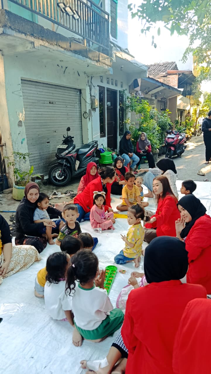Mendampingi anak-anak bermain congklak selama kegiatan KKN di Kelurahan Bubutan, Surabaya. Melalui permainan tradisional, anak-anak belajar bersosialisasi, melatih konsentrasi, dan menikmati kebersamaan tanpa bergantung pada gadget.
