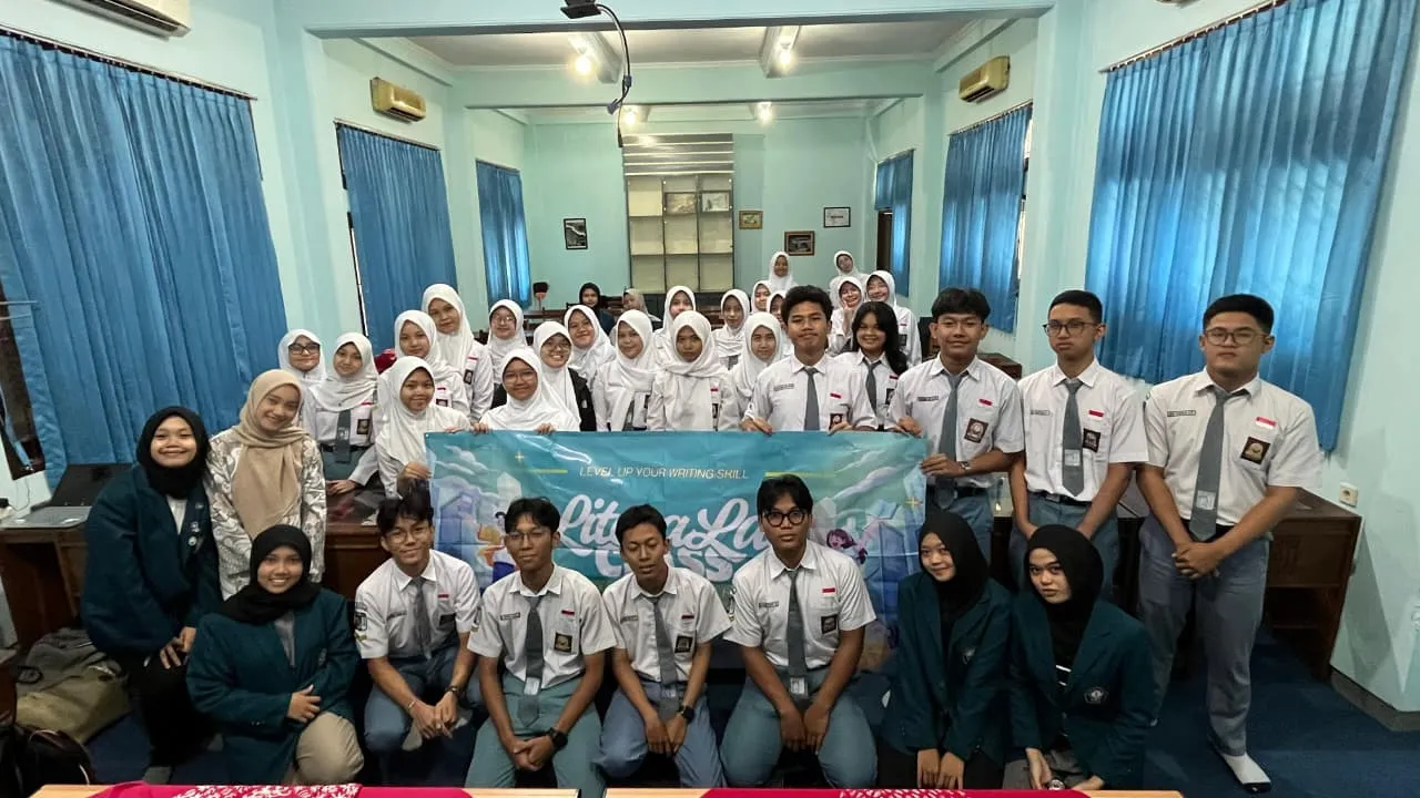 Mahasiswa Inhum Undip, tim Litera Lab Class, dan para siswa SMAN 3 Semarang melakukan sesi foto bersama dengan membentangkan banner setelah seluruh rangkaian seminar sukses dilaksanakan pada Senin (8/6/2026).