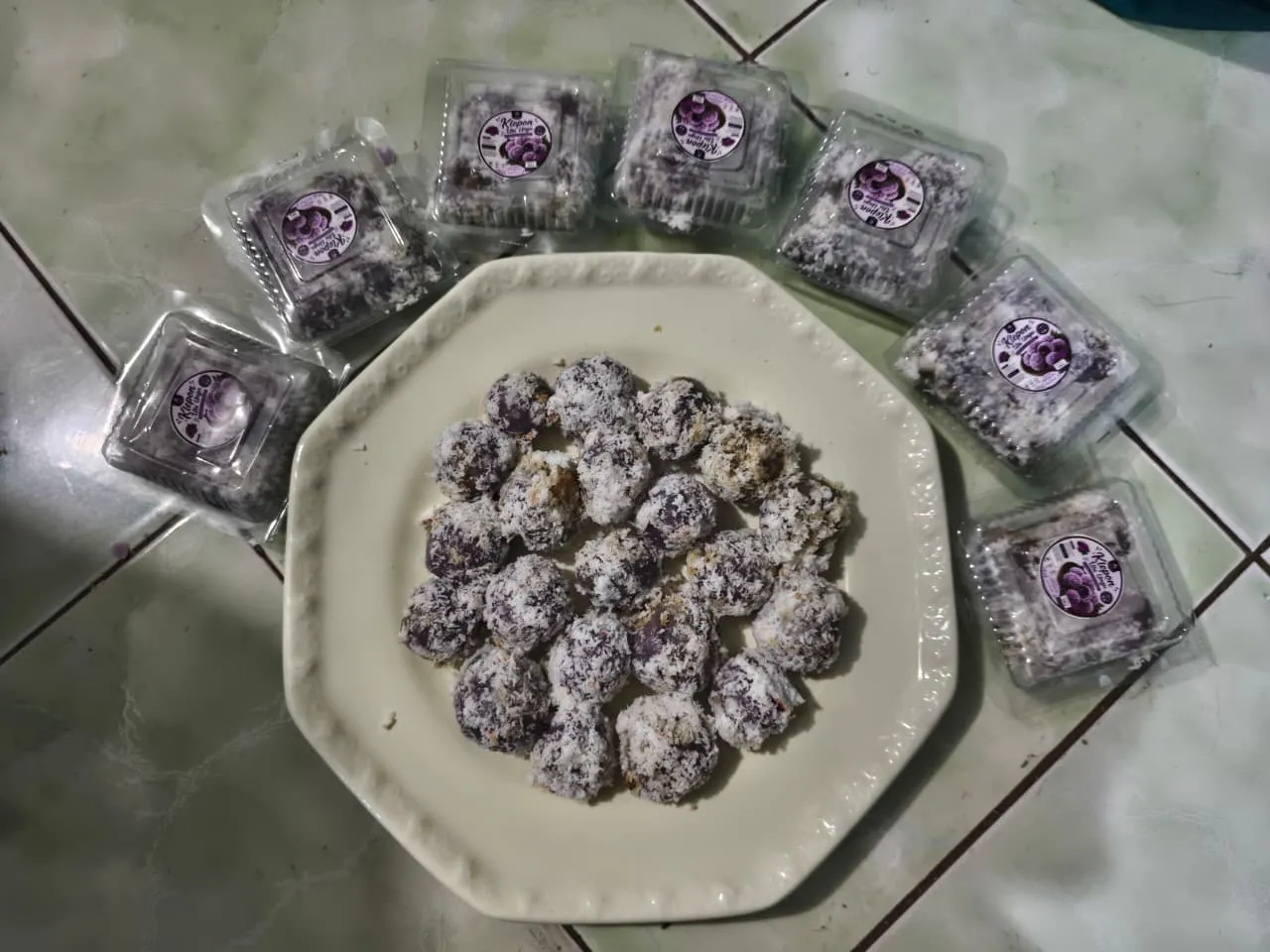 Hasil akhir klepon ubi ungu dalam sajian dan kemasan berlabel.