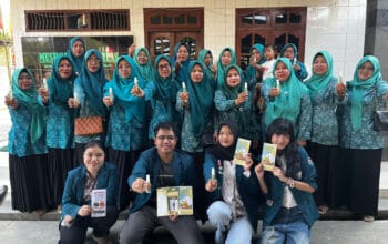 Foto Bersama Mahasiswa KKN Tim II Undip dan Ibu-Ibu PKK Desa Kalirejo