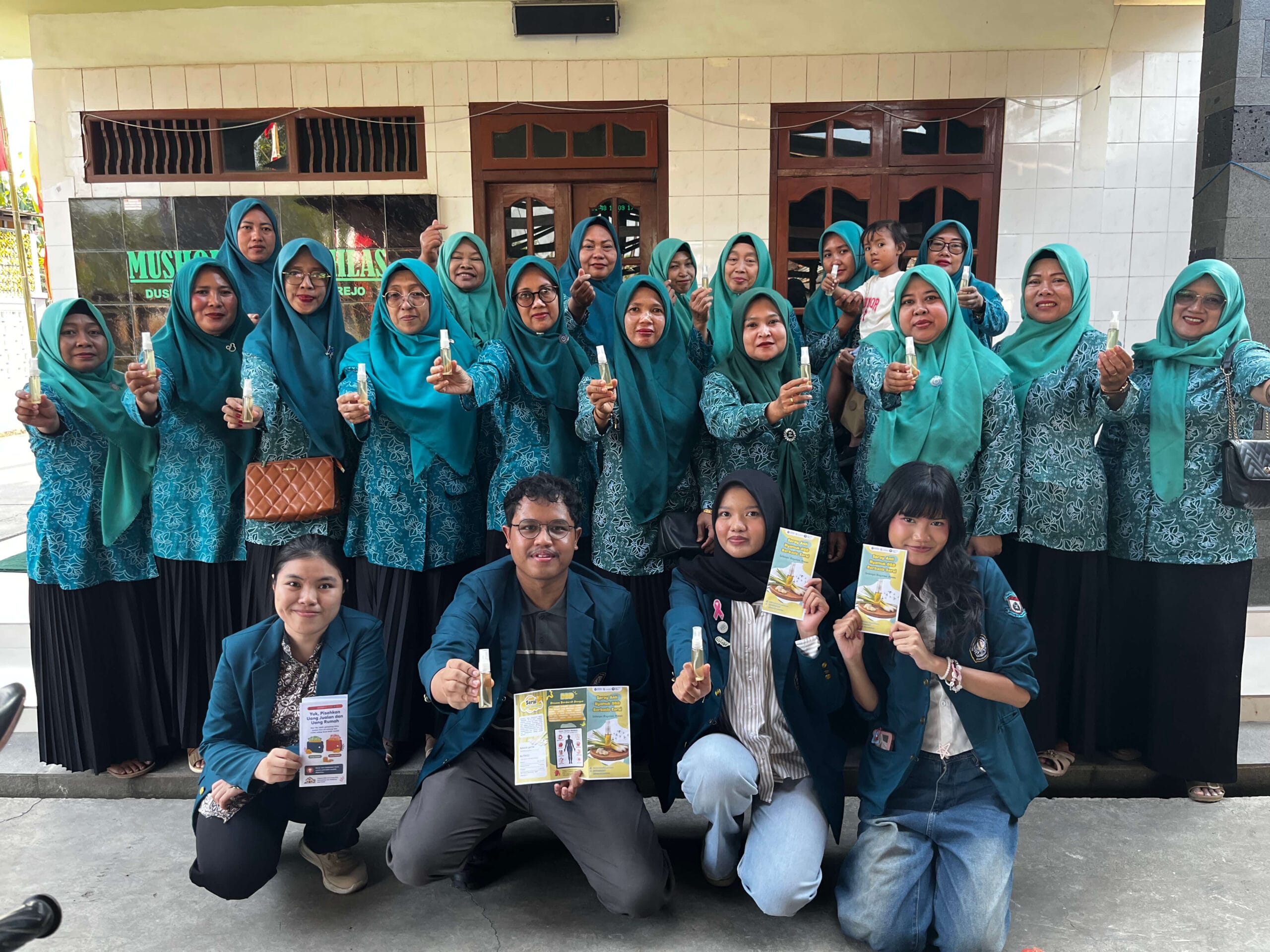 Foto Bersama Mahasiswa KKN Tim II Undip dan Ibu-Ibu PKK Desa Kalirejo