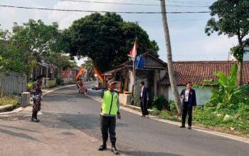 Kibarkan Semangat Merah Putih, Mahasiswa KKN UPGRIS Kelompok 15 Bersama Linmas Amankan Upacara HUT RI ke-81 di Kelurahan Baran