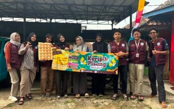 Mahasiswa KKNT Inovasi IPB University Dorong Branding UMKM Keripik Pisang melalui Program UMKM Go! di Desa Cibeusi