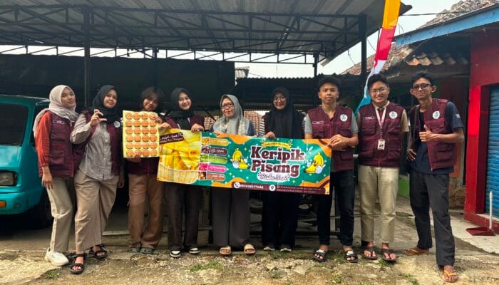 Mahasiswa KKNT Inovasi IPB University Dorong Branding UMKM Keripik Pisang melalui Program UMKM Go! di Desa Cibeusi