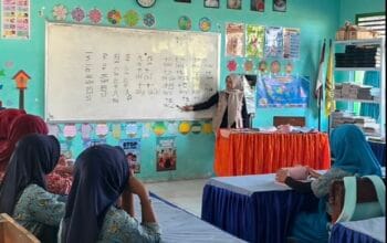 Mahasiswa MMD Universitas Brawijaya Kenalkan Dasar Bahasa Mandarin kepada Siswa SD di Desa Tambakan