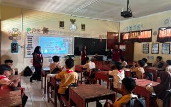 Mahasiswa KKN UPGRIS Edukasi Siswa SD Gebugan tentang Penggunaan Gadget yang Bijak