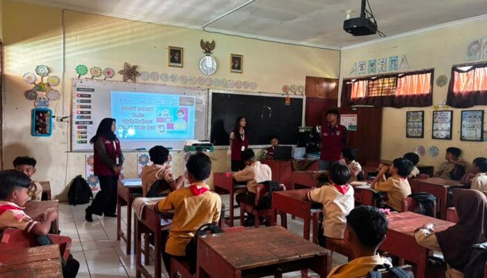 Mahasiswa KKN UPGRIS Edukasi Siswa SD Gebugan tentang Penggunaan Gadget yang Bijak