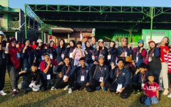 KKN UPGRIS Kelompok 19 Dukung Warga Lodoyong dalam Lomba Hias Galon Tambulapot dan Jalan Sehat