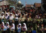 DARI CUCI TANGAN HINGGA DAUR ULANG, MAHASISWA KKN-T IDBU 32 UNDIP AJAK ANAK-ANAK GOJOYO BELAJAR DENGAN CARA MENYENANGKAN