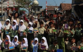 DARI CUCI TANGAN HINGGA DAUR ULANG, MAHASISWA KKN-T IDBU 32 UNDIP AJAK ANAK-ANAK GOJOYO BELAJAR DENGAN CARA MENYENANGKAN