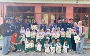 KKN UPGRIS Ajak Siswa TK Tarbiyatul Athfal Blumah Hasilkan Totebag melalui Ecoprint