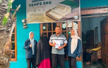 Inovasi UMKM Desa Diwak: Mahasiswa KKN UPGRIS Kenalkan QRIS untuk Usaha Tempe Pak Eko Pramono