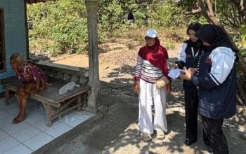 Mahasiswa KKN UNDIP Bantu Pemerintah Desa Karanganyar dalam Pendataan Rumah Tidak Layak Huni