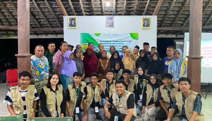 Tingkatkan Nilai Guna Tebon Jagung, KKN Kelompok 8 Universitas Boyolali Kenalkan Inovasi Pakan Fermentasi di Desa Sarimulyo