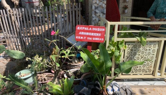 KKN-T 116 Unhas Dorong Penataan Informasi Desa melalui Papan Penanda Tokoh Masyarakat