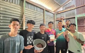 Mahasiswa KKN 155 UMRI Ajarkan Santri Ponpes Nawawi Djamil Membuat Pakan Ternak Fermentasi dari Kulit Ubi Kayu