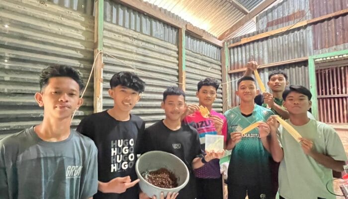 Mahasiswa KKN 155 UMRI Ajarkan Santri Ponpes Nawawi Djamil Membuat Pakan Ternak Fermentasi dari Kulit Ubi Kayu