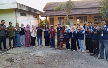 Inovasi Sederhana Untuk Desa: KKN MIT 22 UIN Walisongo Posko 180 Gelar Demonstrasi Dan Penyerahan Rocket Stove Untuk Desa Johorejo