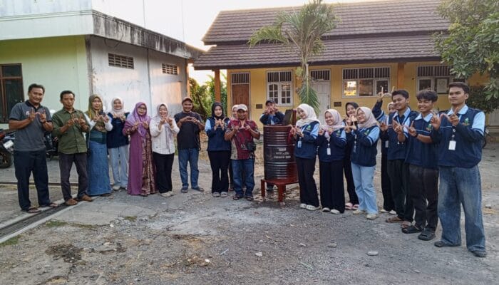 Inovasi Sederhana Untuk Desa: KKN MIT 22 UIN Walisongo Posko 180 Gelar Demonstrasi Dan Penyerahan Rocket Stove Untuk Desa Johorejo